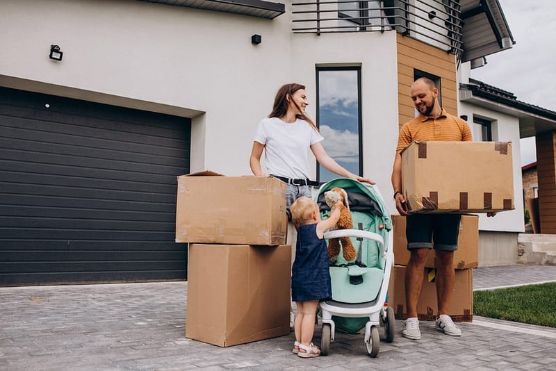 young-family-with-little-daughter-moving-into-new-house_web